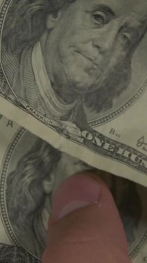 Dolar. Amerikan parası, yeşil arka plandaki hromakey 'e yakın plan. Dikey video
