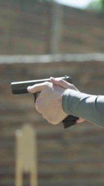 Tabancaya yakın çekim. Dikey video