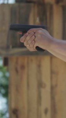 Tabancaya yakın çekim. Dikey video