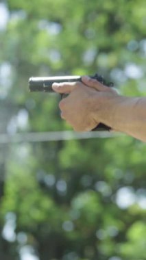 Tabancaya yakın çekim. Dikey video