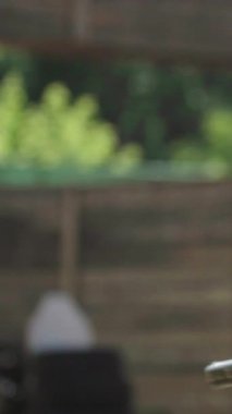 Tabancaya yakın çekim. Dikey video