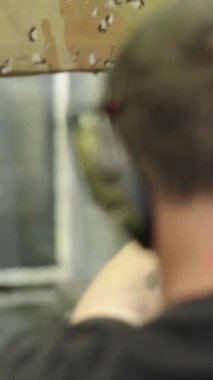 Tabancaya yakın çekim. Dikey video