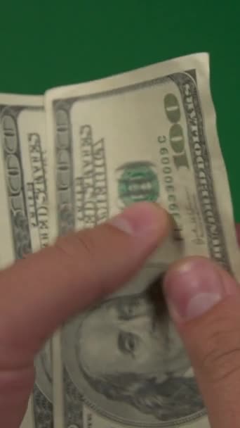 Dollars. Amerikaans geld close-up op een groene achtergrond hromakey. Verticale video — Stockvideo