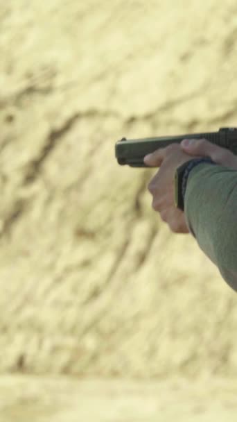 Närbild av en pistol. Vertikal video — Stockvideo