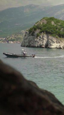 Karadağ 'da kıyı manzarası. Dikey video
