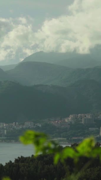 Παράκτια τοπίο στο Μαυροβούνιο. Κάθετη βίντεο — Αρχείο Βίντεο