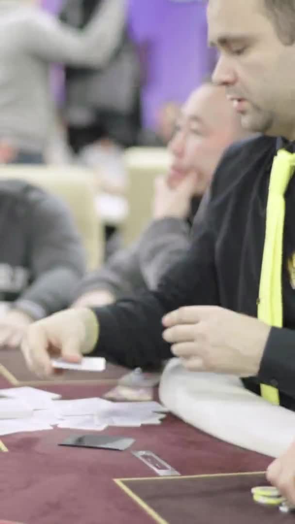 Gra w pokera w kasynie Pionowe wideo — Wideo stockowe