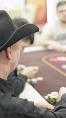 Kumarhane düşey videosunda poker oynamak