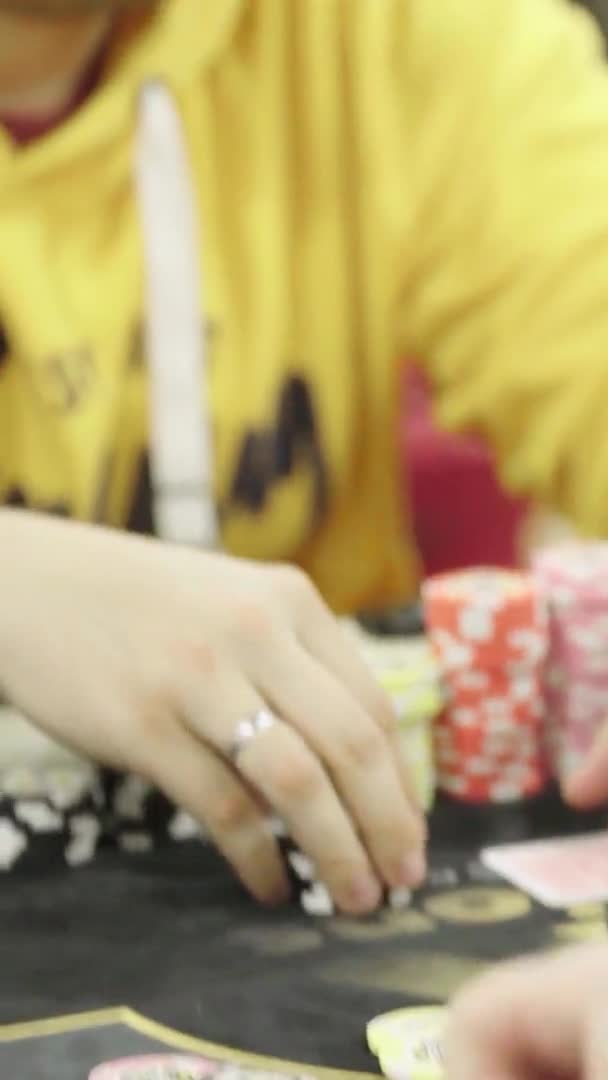 Poker spelen in een casino Verticale video — Stockvideo