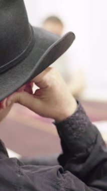 Kumarhane düşey videosunda poker oynamak