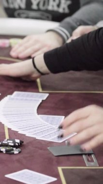 Kumarhanede poker oynarken kartlar Dikey video