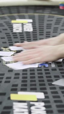 Kumarhanede poker oynarken kartlar Dikey video