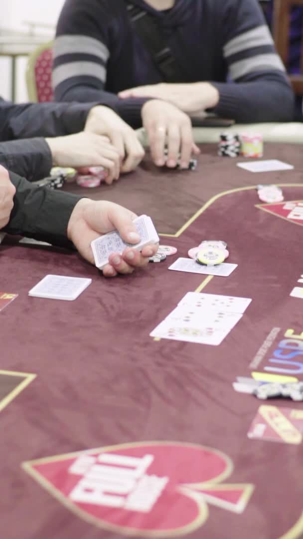 Kaarten tijdens het spelen van poker in een casino verticale video — Stockvideo