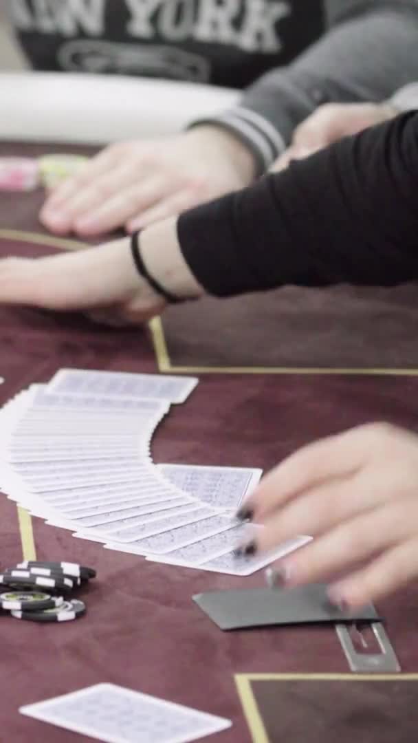 Carte mentre giochi a poker in un casinò Video verticale — Video Stock