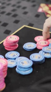 Kumarhane düşey videosunda poker oynarken çipler