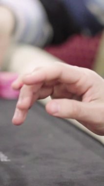 Kumarhane düşey videosunda poker oynarken çipler