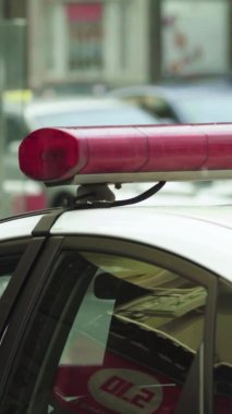 Bir polis arabasının çatısında teşhirci dikey video