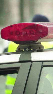 Bir polis arabasının çatısında teşhirci dikey video