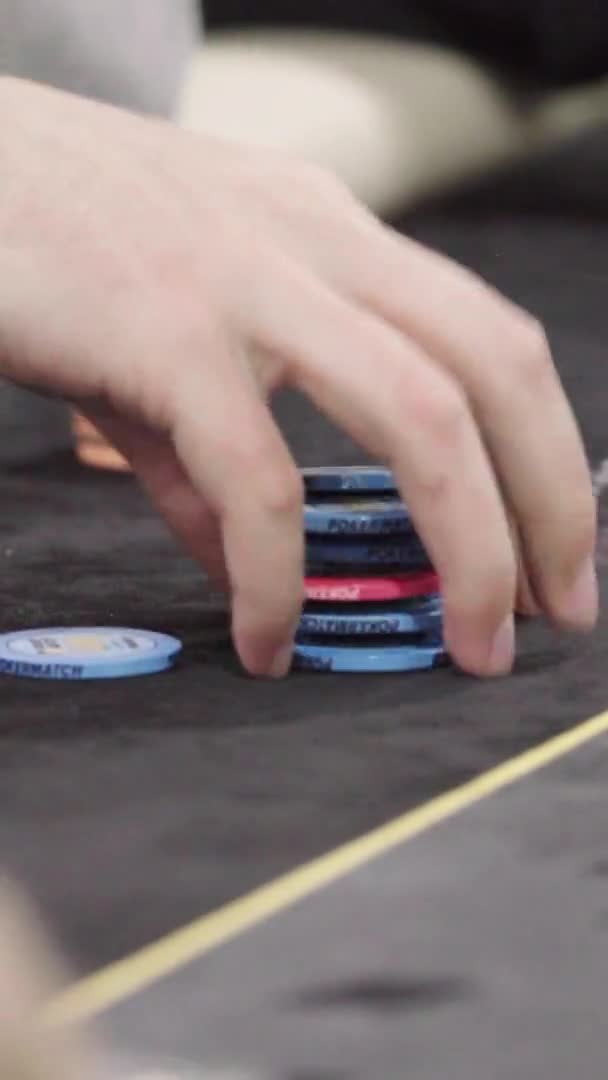 Zsetonok pókerezés közben egy kaszinóban Függőleges videó — Stock videók