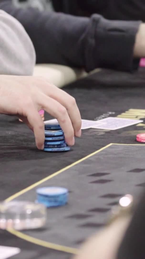 Чипы во время игры в покер в казино Вертикальное видео — стоковое видео