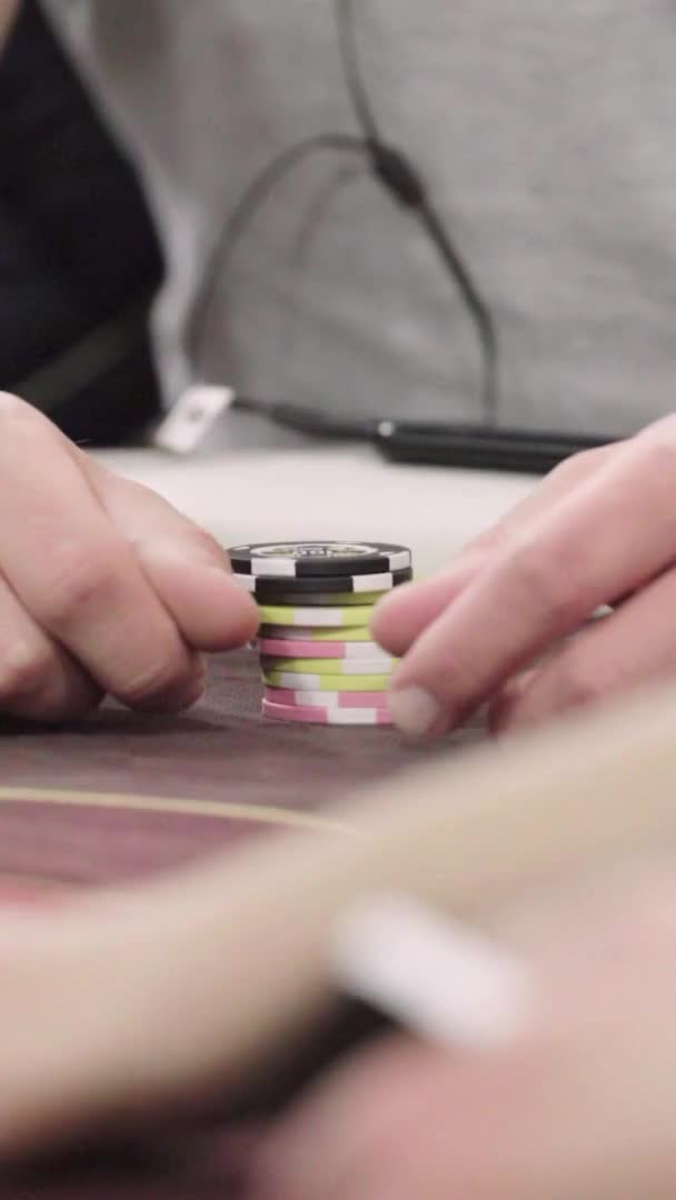 Zsetonok pókerezés közben egy kaszinóban Függőleges videó — Stock videók