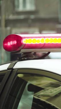 Bir polis arabasının çatısında teşhirci dikey video