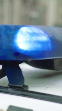Bir polis arabasının çatısında teşhirci dikey video