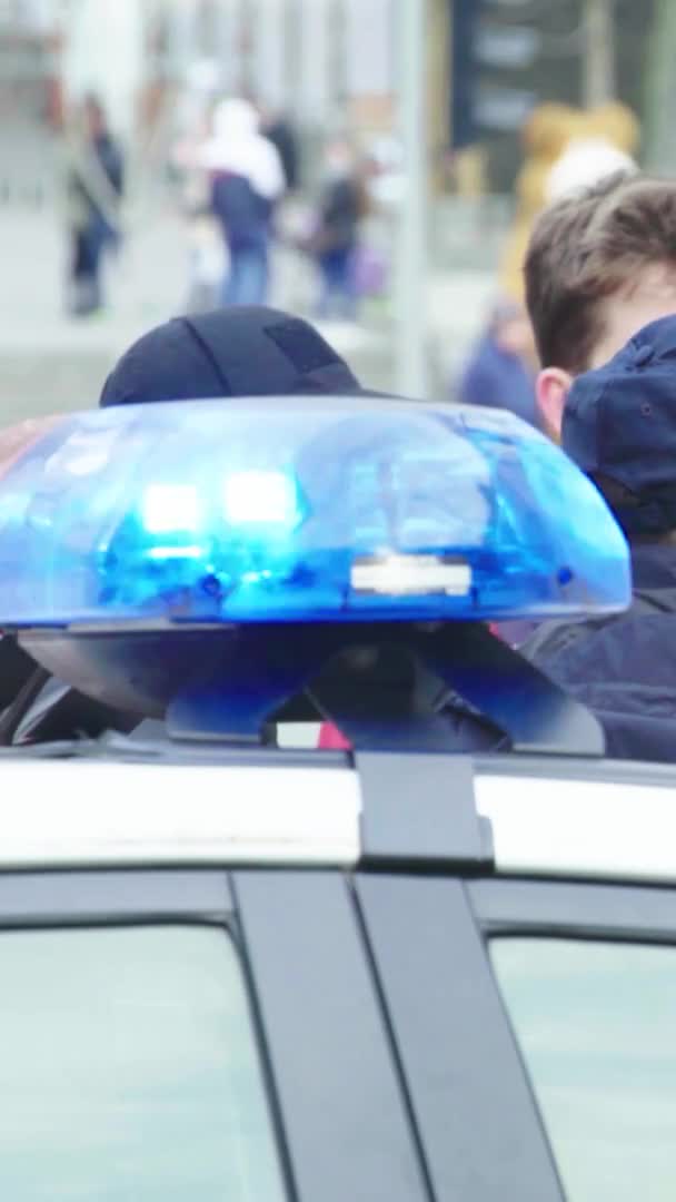 Villogó villogó villogó a tetőn egy rendőrautó Függőleges videó — Stock videók