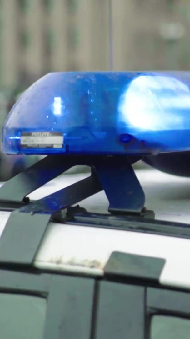 Flashing flasher di atap mobil polisi Video vertikal — Stok Video