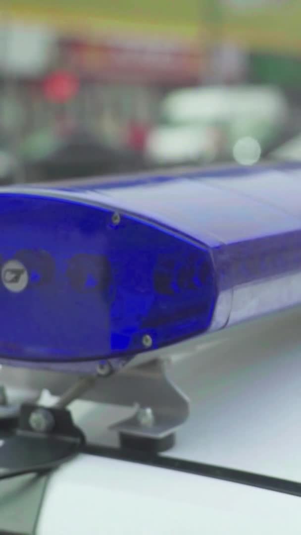 Blikající blikač na střeše policejního auta Vertikální video — Stock video