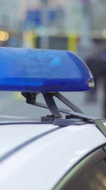 Bir polis arabasının çatısında teşhirci dikey video