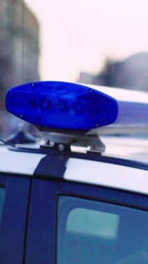 Bir polis arabasının çatısında teşhirci dikey video