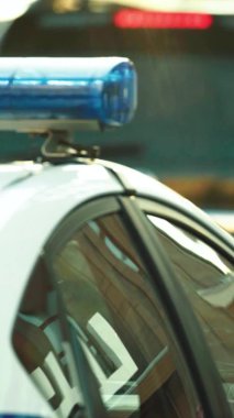 Bir polis arabasının çatısında teşhirci dikey video