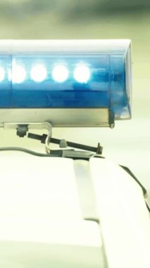 Bir polis arabasının çatısında teşhirci dikey video