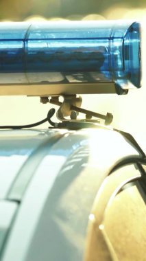 Bir polis arabasının çatısında teşhirci dikey video