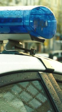 Bir polis arabasının çatısında teşhirci dikey video