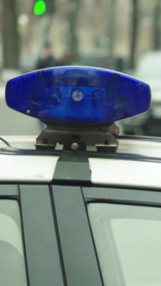 Blikající blikač na střeše policejního auta Vertikální video — Stock video