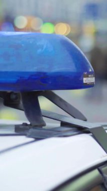 Bir polis arabasının çatısında teşhirci dikey video