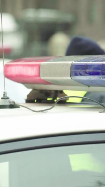 Bir polis arabasının çatısında teşhirci dikey video