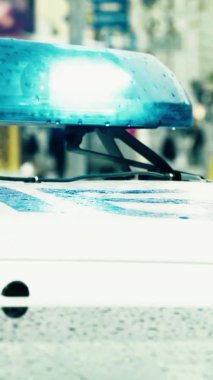 Bir polis arabasının çatısında teşhirci dikey video