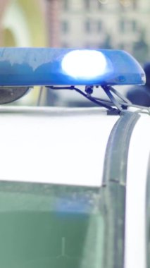 Bir polis arabasının çatısında teşhirci dikey video