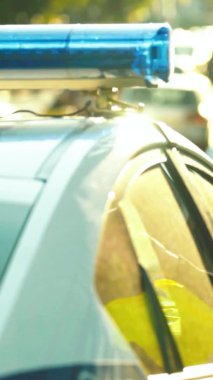 Bir polis arabasının çatısında teşhirci dikey video