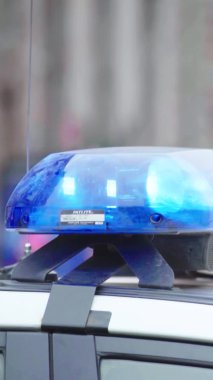 Bir polis arabasının çatısında teşhirci dikey video