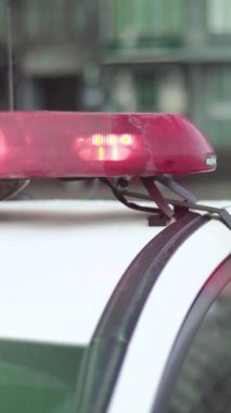 Bir polis arabasının çatısında teşhirci dikey video