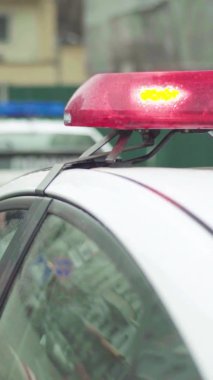 Bir polis arabasının çatısında teşhirci dikey video