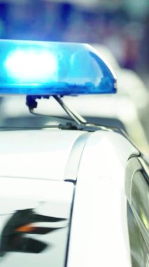 Bir polis arabasının çatısında teşhirci dikey video