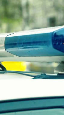 Bir polis arabasının çatısında teşhirci dikey video