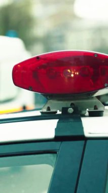 Bir polis arabasının çatısında teşhirci dikey video
