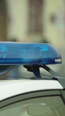 Bir polis arabasının çatısında teşhirci dikey video