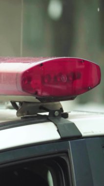 Bir polis arabasının çatısında teşhirci dikey video